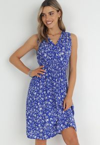 Born2be - Granatowa Sukienka z Wiskozy Marszczoną Gumką w Pasie i Kopertowym Dekoltem Nivih. Kolor: niebieski. Materiał: wiskoza. Długość rękawa: bez rękawów. Typ sukienki: kopertowe #4