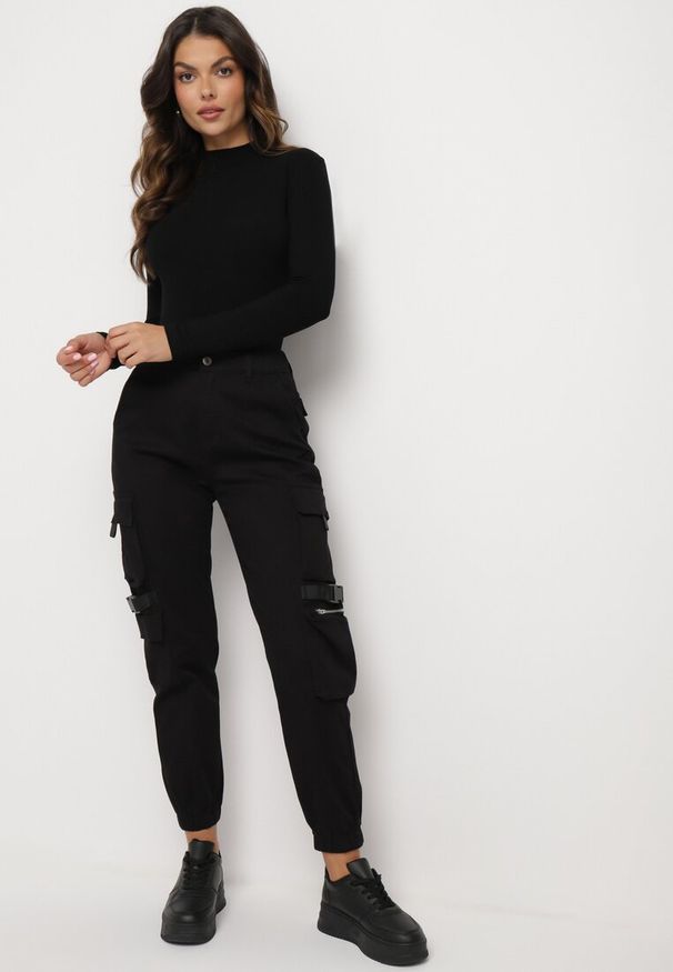 Born2be - Czarne Spodnie Cargo z Elastycznej Bawełny Irilene. Okazja: na co dzień. Kolor: czarny. Materiał: bawełna. Styl: casual, elegancki
