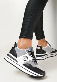 Born2be - Czarne Sneakersy z Błyszczącymi Wstawkami i Metaliczną Naszywką Alany. Okazja: na co dzień. Kolor: czarny. Materiał: jeans. Wzór: aplikacja