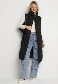 Born2be - Czarna Pikowana Kamizelka o Długim Kroju ze Stójką i Kieszeniami Avatheia. Okazja: na co dzień. Typ kołnierza: kołnierzyk stójkowy. Kolor: czarny. Materiał: jeans. Długość: długie. Wzór: aplikacja. Styl: elegancki, casual, klasyczny #1