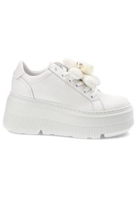 CheBello - Białe Sneakersy Chebello Modne Obuwie Na Platformie. Okazja: na co dzień. Kolor: biały. Materiał: skóra. Wzór: aplikacja. Obcas: na platformie #6