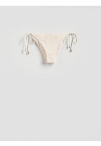 Reserved - Dół od bikini - kremowy. Stan: obniżony. Kolor: kremowy. Materiał: dzianina