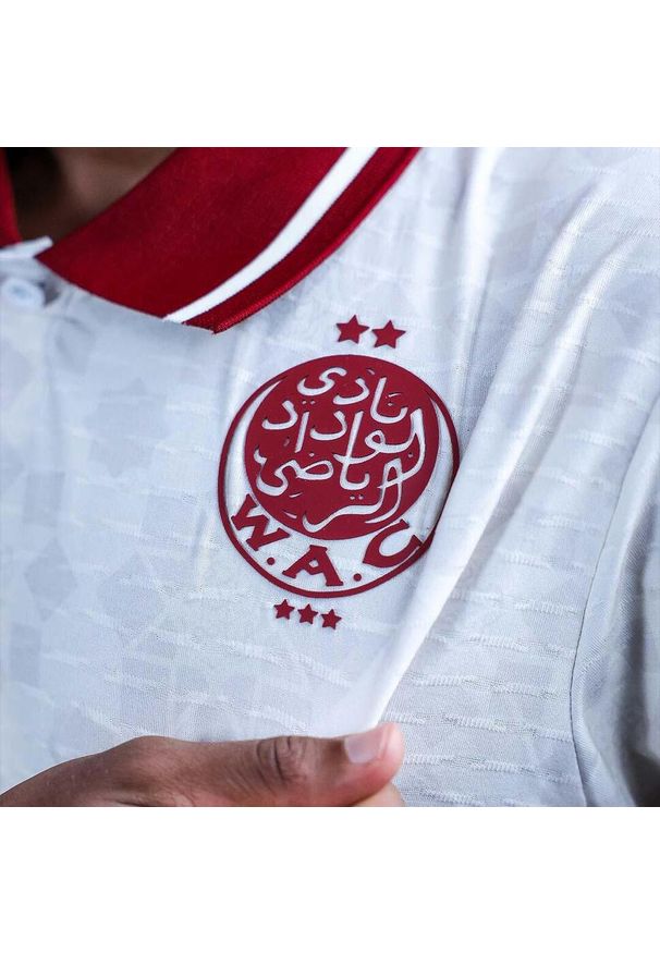 Kappa - Zewnętrzny strój Wydad AC 2025/26. Kolor: wielokolorowy, biały, czerwony. Sport: piłka nożna