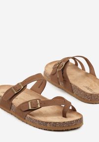 Born2be - Brązowe Klapki Japonki na Korkowej Podeszwie Zdobione Klamrami Idaliora. Okazja: na plażę. Kolor: brązowy. Materiał: jeans. Wzór: aplikacja. Sezon: lato #5