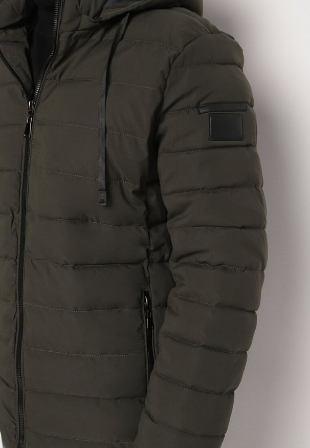 Born2be - Ciemnozielona Pikowana Kurtka z Odpinanym Kapturem i Sznurkami Derinae. Okazja: na co dzień. Kolekcja: plus size. Kolor: zielony. Materiał: jeans. Sezon: zima. Styl: casual, klasyczny