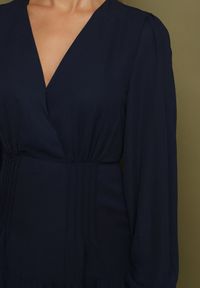 Born2be - Granatowa Rozkloszowana Sukienka Vices z Kopertowym Dekoltem Reslosa. Okazja: na co dzień. Typ kołnierza: dekolt w serek. Kolor: niebieski. Materiał: jeans. Typ sukienki: kopertowe. Styl: casual #5