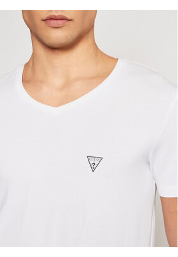 Guess T-Shirt U97M01 JR003 Biały Slim Fit. Kolor: biały. Materiał: bawełna