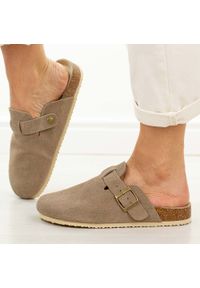 J. Brązowe skórzane klapki damskie Vinceza 101332. Okazja: na spacer, na co dzień. Kolor: brązowy. Materiał: zamsz, skóra. Sezon: wiosna, lato. Styl: casual, elegancki, klasyczny #1