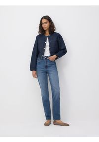 Reserved - Jeansy mom fit z dłuższą nogawką - granatowy. Kolor: niebieski. Długość: długie