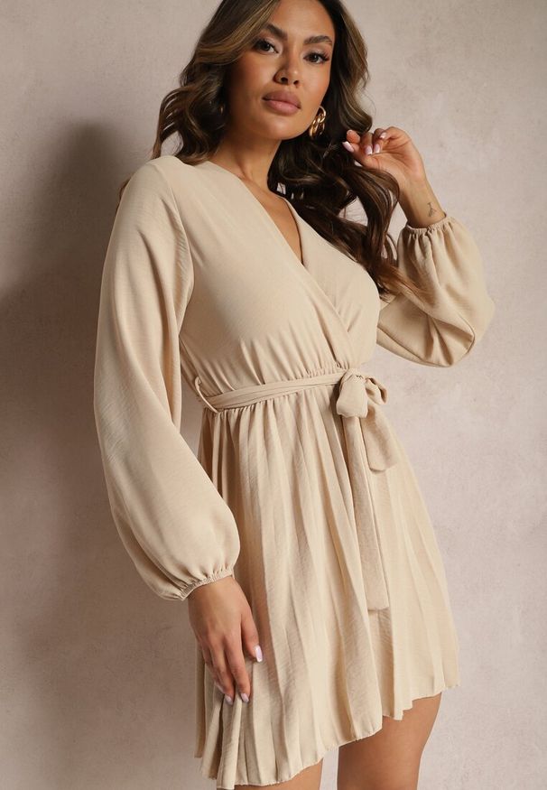 Renee - Jasnobeżowa Sukienka Laeroinne. Okazja: na co dzień, na randkę, do pracy, na imprezę. Kolor: beżowy. Materiał: materiał. Typ sukienki: kopertowe. Styl: casual. Długość: mini