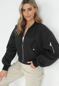 Born2be - Czarna Kurtka Bomberka z Kieszenią na Rękawie Obephne. Kolor: czarny. Sezon: wiosna, jesień #5