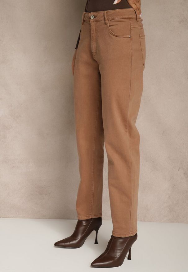 Renee - Brązowe Jeansy Mom Fit High Waist Kasena. Okazja: na co dzień. Stan: podwyższony. Kolor: brązowy. Styl: casual, klasyczny