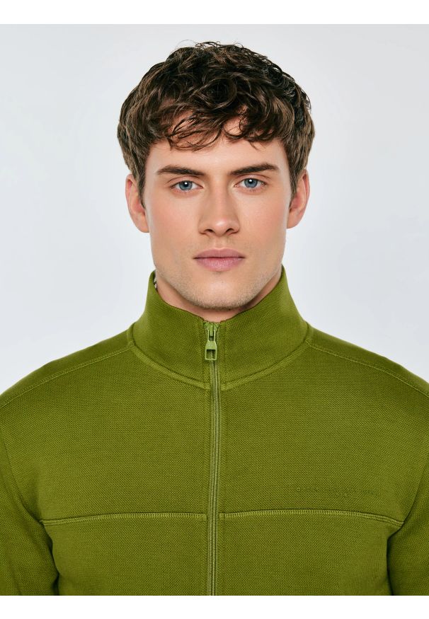 Big-Star - Bluza męska rozpinana ze stójką khaki Wlador 301. Okazja: na co dzień. Typ kołnierza: kołnierzyk stójkowy. Kolor: zielony. Materiał: dzianina, dresówka, materiał. Wzór: ze splotem, nadruk. Styl: klasyczny, casual