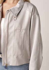 Born2be - Beżowa Kurtka Typu Bomberka Ozdobiona Kołnierzykiem Tellavan. Okazja: na co dzień. Kolor: beżowy. Materiał: poliester, jeans. Wzór: aplikacja. Styl: casual #4