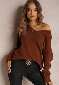 Renee - Brązowy Sweter z Wiskozy Oversize Conime. Okazja: na co dzień. Typ kołnierza: dekolt w kształcie V. Kolor: brązowy. Materiał: wiskoza. Długość rękawa: długi rękaw. Długość: długie. Wzór: aplikacja. Styl: casual, elegancki #4