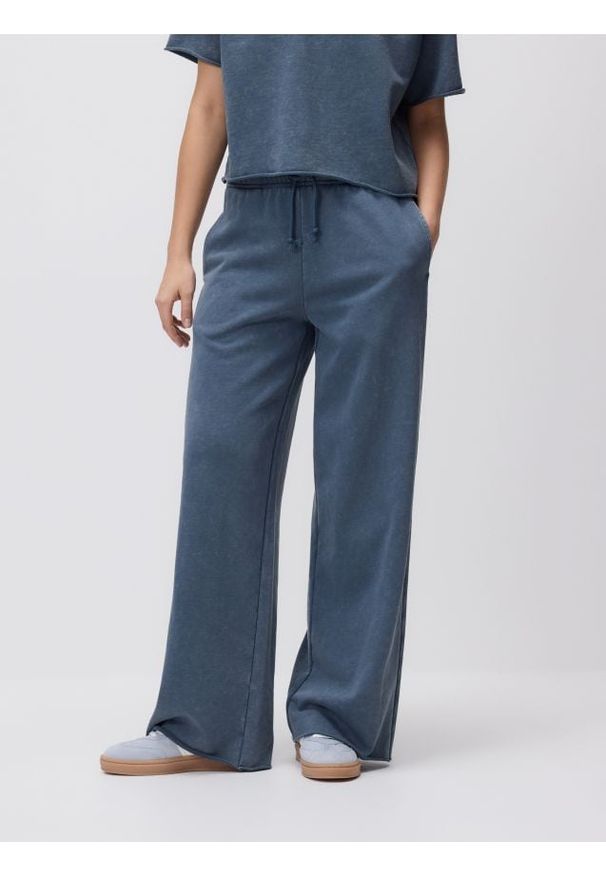 Reserved - Spodnie z bawełną - granatowy. Kolor: niebieski. Materiał: bawełna