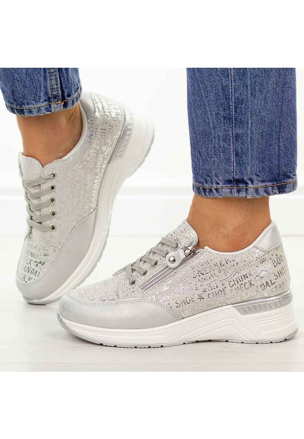 Srebrne skórzane sneakersy damskie S.Barski 7081. Okazja: na co dzień, na spacer. Nosek buta: okrągły. Zapięcie: sznurówki. Kolor: srebrny. Materiał: skóra. Szerokość cholewki: normalna. Sezon: wiosna, lato, jesień. Styl: elegancki, casual, klasyczny, sportowy