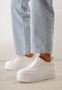 Renee - Białe Sneakersy VICES na Platformie z Metaliczną Aplikacją i Napisem Beli. Okazja: na co dzień. Kolor: biały. Szerokość cholewki: normalna. Wzór: aplikacja, napisy. Obcas: na platformie #1