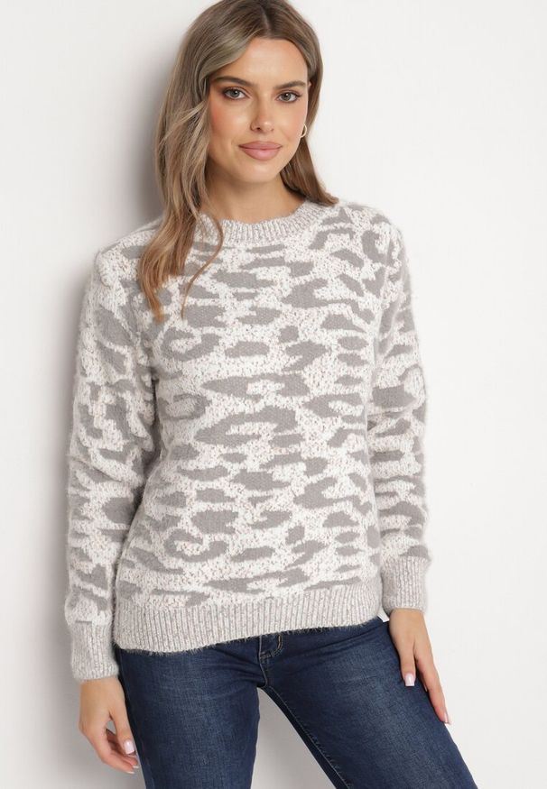 Born2be - Jasnoszary Sweter z Wełną o Klasycznym Kroju Zdobiony Wzorem w Cętki Zinarisa. Kolor: szary. Materiał: wełna. Wzór: aplikacja. Sezon: zima. Styl: klasyczny