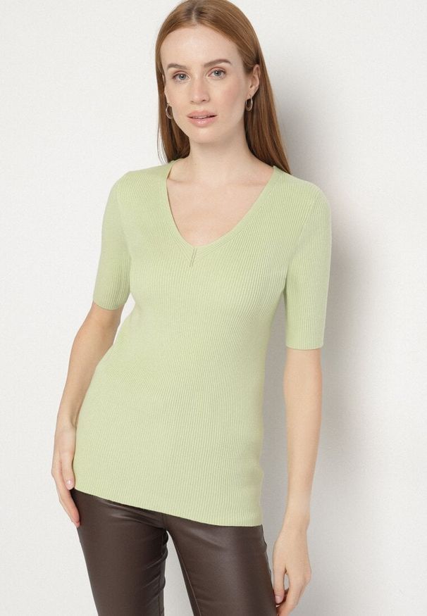 Born2be - Zielona Prążkowana Bluzka z Dekoltem w Serek Unenisa. Okazja: na co dzień. Typ kołnierza: dekolt w serek. Kolor: zielony. Materiał: prążkowany. Długość rękawa: krótki rękaw. Długość: krótkie. Styl: casual