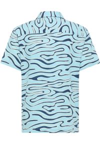 Mustang - MĘSKA KOSZULA MUSTANG Layton Waterprint Aop 1015241 12581. Okazja: na co dzień. Materiał: jeans, bawełna. Długość rękawa: krótki rękaw. Długość: krótkie. Wzór: kolorowy, paski. Sezon: lato, wiosna. Styl: casual, klasyczny, elegancki, wakacyjny