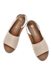 Sandały damskie Armodo, cholewka ze skóry naturalnej licowej z szerokim paskiem z przodu na kwadratowym obcasie, beżowe, 40518. Zapięcie: pasek. Kolor: beżowy. Materiał: skóra. Obcas: na obcasie. Wysokość obcasa: średni #6