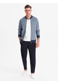 Ombre Clothing - Bluza męska bomberka z dzianiny pique – granatowa V2 - Rozmiar: XL. Okazja: na co dzień. Kolor: niebieski. Materiał: dzianina. Wzór: haft. Styl: klasyczny, casual, elegancki #5
