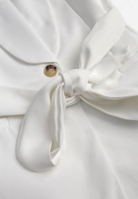 Renee - Biała Elegancka Kamizelka Stylizowana na Wiązaną Marynarkę Bez Rękawów Qirama. Okazja: na co dzień. Kolor: biały. Długość rękawa: bez rękawów. Sezon: wiosna, lato. Styl: elegancki #5