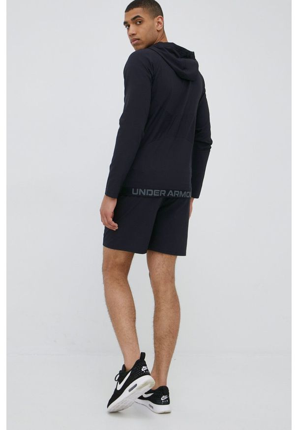 Under Armour bluza treningowa 1370499 męska kolor czarny z kapturem gładka. Typ kołnierza: kaptur. Kolor: czarny. Materiał: materiał. Długość rękawa: raglanowy rękaw. Wzór: gładki
