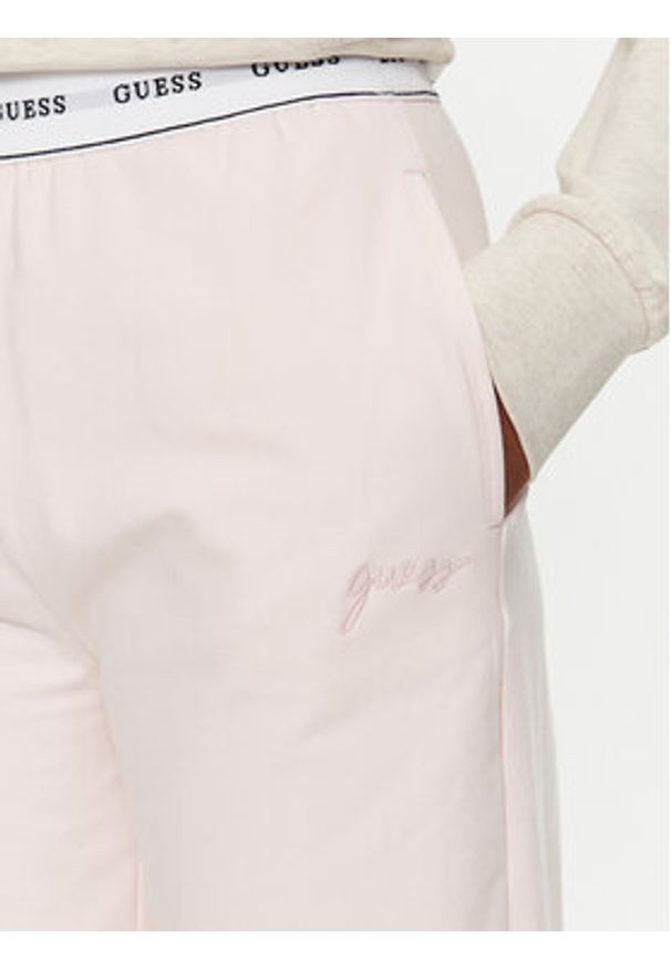 Guess Spodnie dresowe Carrie O3YB00 KBS91 Różowy Regular Fit. Kolor: różowy. Materiał: bawełna