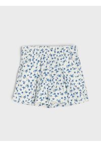 Sinsay - Bawełniane szorty z plisami z przodu we wzór kwiatowy - biały. Kolor: biały. Materiał: bawełna. Wzór: kwiaty #1