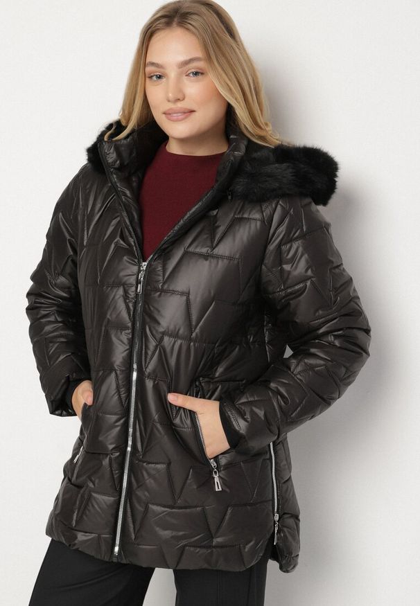 Born2be - Czarna Pikowana Kurtka z Kapturem z Futerkiem Azilma. Okazja: na co dzień, na spacer. Typ kołnierza: kaptur. Kolekcja: plus size. Kolor: czarny. Materiał: futro. Wzór: aplikacja. Styl: casual, klasyczny