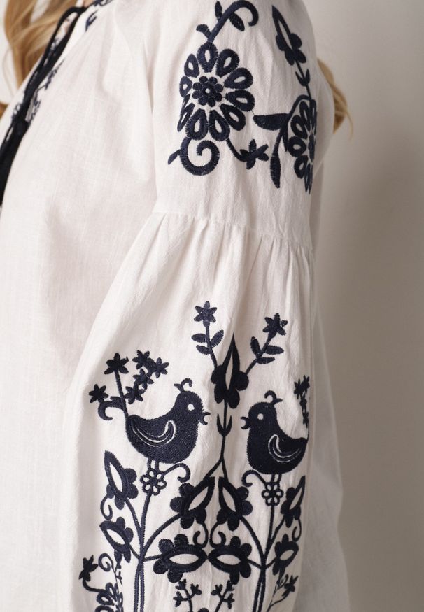 Born2be - Biała Bawełniana Bluzka Boho z Ozdobnym Haftem i Sznurkiem z Frędzlami Lamegenia. Okazja: na co dzień, na spotkanie biznesowe, do pracy. Kolor: biały. Materiał: bawełna. Wzór: haft. Styl: boho