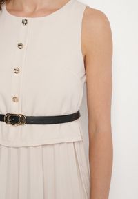 Born2be - Beżowa Sukienka Bez Rękawów z Plisami i Paskiem z Klamrą Iffale. Okazja: na spacer, na co dzień. Kolor: beżowy. Długość rękawa: bez rękawów. Styl: casual, klasyczny #2