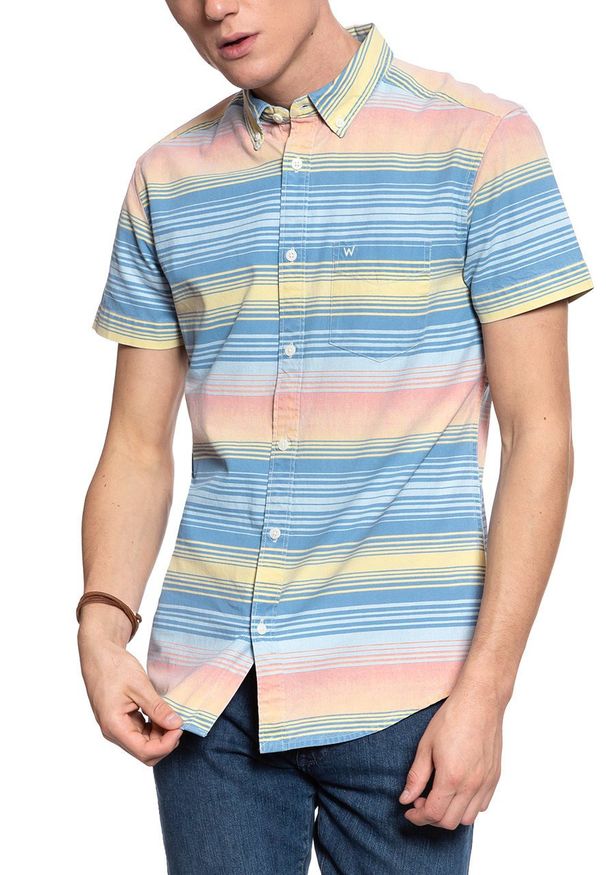 Wrangler - KOSZULA MĘSKA KRÓTKI RĘKAW WRANGLER SS 1 PKT BUTTON DOWN LIGHT INDIGO W5J21GX4E 112130173. Typ kołnierza: button down. Długość rękawa: krótki rękaw. Długość: krótkie