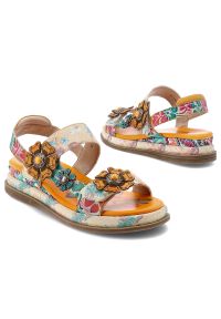 Sandały damskie Artiker, cholewka z materiału tekstylnego regulowane paski z zapięciem na rzep ozdobne aplikacje, beżowe, 58C1022. Zapięcie: rzepy. Kolor: beżowy. Materiał: materiał. Wzór: paski, aplikacja #2