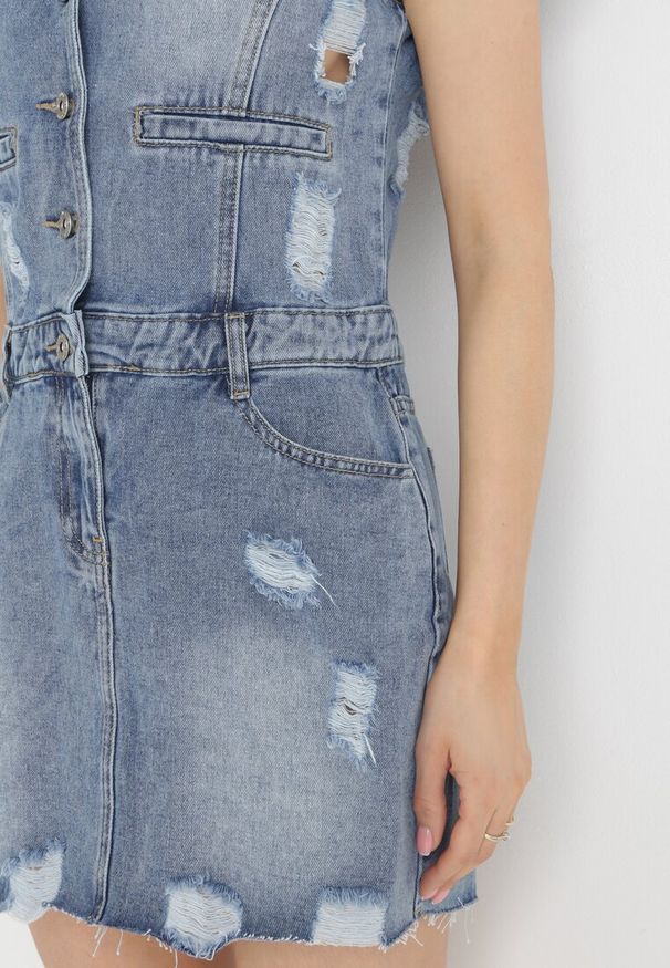 Born2be - Niebieska Jeansowa Sukienka Mini z Przetarciami i Guzikami Thang. Kolor: niebieski. Materiał: jeans. Sezon: wiosna, lato. Długość: mini