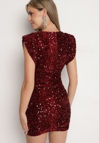 Born2be - Bordowa Cekinowa Sukienka o Dopasowanym Kroju z Usztywnionymi Ramionami Cealina. Kolor: czerwony. Typ sukienki: dopasowane. Styl: elegancki, klasyczny #4