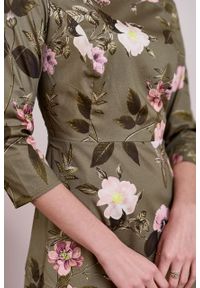 Marie Zélie - Sukienka Asteria Penumbra oliwkowa. Kolor: oliwkowy. Materiał: bawełna, materiał. Wzór: gładki. Typ sukienki: trapezowe. Styl: klasyczny #4