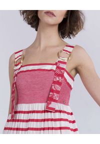 CATERINA - Zwiewna sukienka midi w paski. Kolor: czerwony. Długość rękawa: na ramiączkach. Wzór: paski. Długość: midi #6