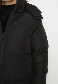 Born2be - Czarna Pudełkowa Kurtka Pikowana z Kapturem Anena. Okazja: na co dzień. Typ kołnierza: kaptur. Kolor: czarny. Materiał: jeans. Styl: casual, elegancki, klasyczny #3