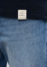 Męski Sweter Mustang Style Emil C Henley Total Eclipse 1014118 5226. Typ kołnierza: typu henley #4