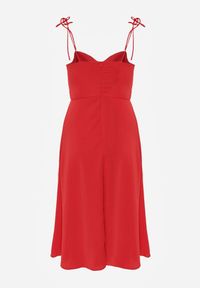 Born2be - Czerwona Rozkloszowana Sukienka na Ramiączkach z Rozcięciem Sveame. Kolor: czerwony. Długość rękawa: na ramiączkach. Wzór: aplikacja. Styl: klasyczny #8