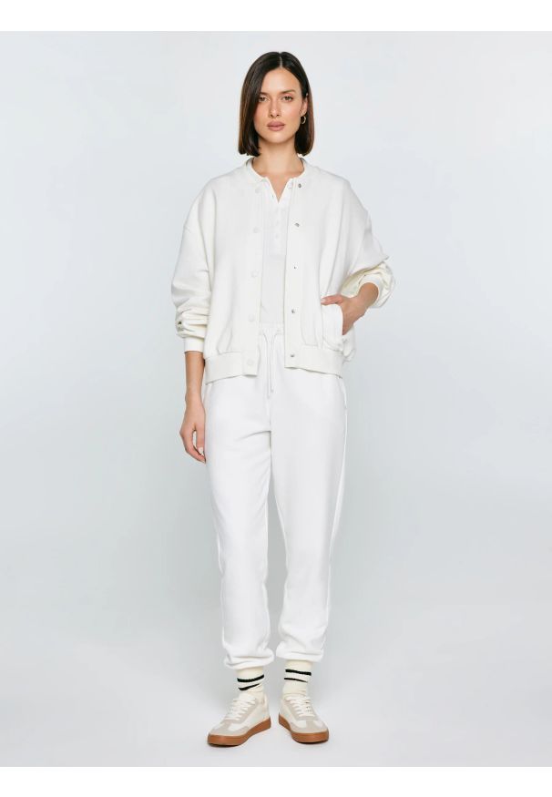 Big-Star - Bluza damska bomber biała Pixelina 100. Okazja: na co dzień, na spacer. Kolor: biały. Materiał: dzianina. Styl: sportowy, casual, elegancki