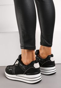 Renee - Czarne Sneakersy na Niskiej Platformie ze Wstawkami z Brokatu Quinnes. Okazja: na co dzień. Zapięcie: sznurówki. Kolor: czarny. Obcas: na platformie #5
