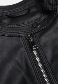 Born2be - Czarna Kurtka Ramoneska o Taliowanym Kroju ze Stójką na Nap Lissae. Okazja: na co dzień. Typ kołnierza: kołnierzyk stójkowy. Kolekcja: plus size. Kolor: czarny. Materiał: jeans. Styl: casual, elegancki, klasyczny #3