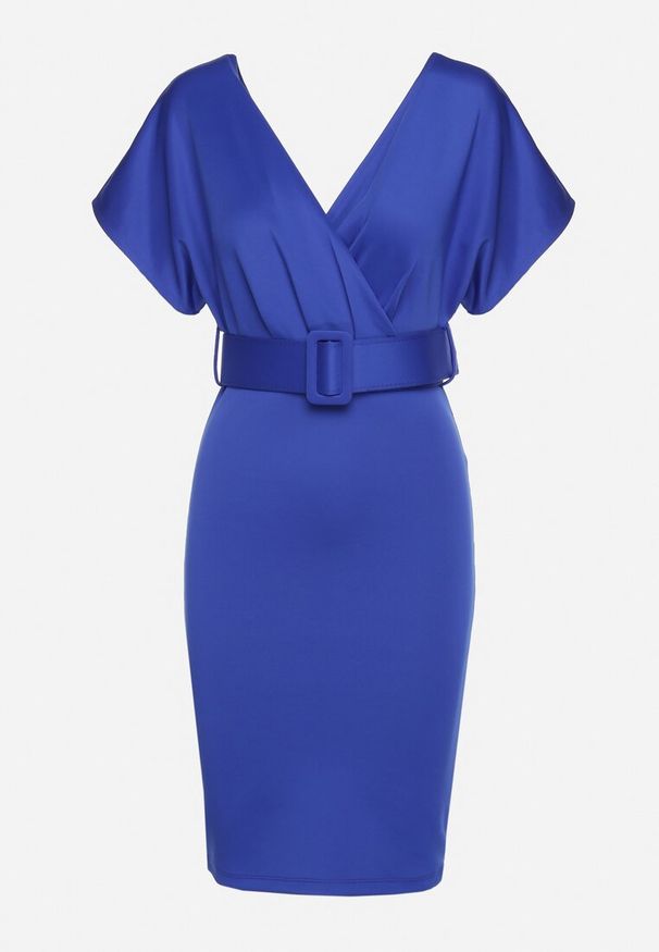 Born2be - Granatowa Sukienka z Kopertowym Dekoltem z Materiałowym Paskiem Zdobionym Klamrą Fienara. Okazja: na co dzień. Kolor: niebieski. Materiał: materiał. Wzór: aplikacja. Typ sukienki: kopertowe. Styl: klasyczny, casual