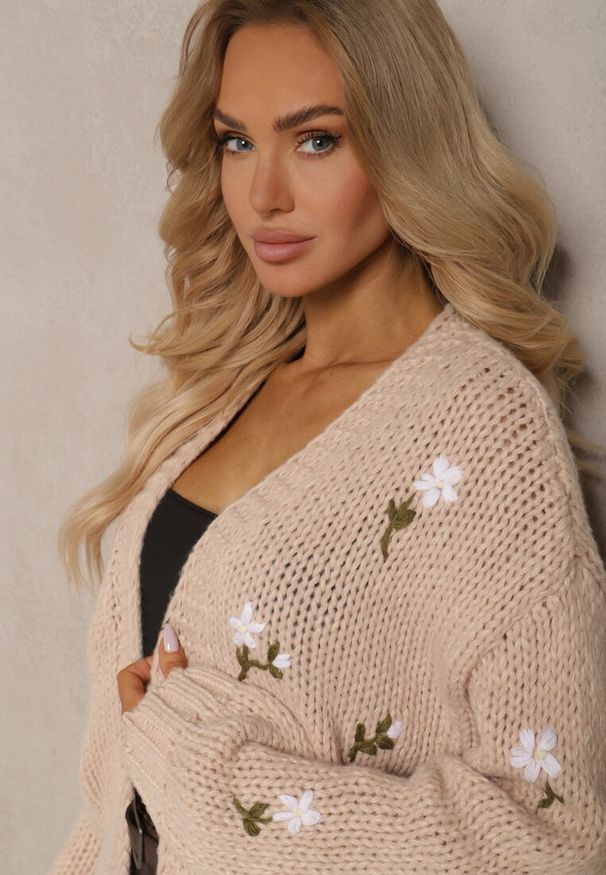 Renee - Brązowy Kardigan w Kwiatowe Aplikacje z Zapięciem na Elegancką Agrafkę Patista. Okazja: na co dzień, do pracy. Kolor: beżowy. Materiał: bawełna. Wzór: aplikacja, kwiaty. Styl: elegancki