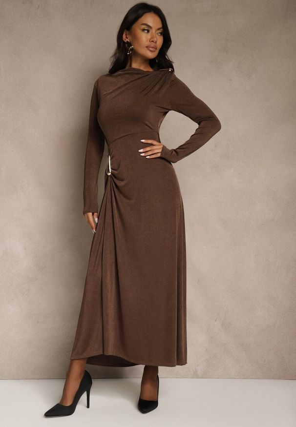 Renee - Brązowa Sukienka Koktajlowa z Marszczeniem i Metaliczną Ozdobą Retanda. Okazja: na randkę, na spotkanie biznesowe, do pracy, na imprezę. Kolor: brązowy. Wzór: aplikacja. Typ sukienki: asymetryczne. Styl: wizytowy