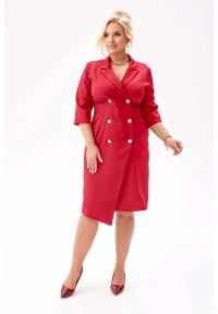 Moda Size Plus Iwanek - Elegancka żakietowa sukienka Chloe w czerwonym kolorze PLUS SIZE XXL JESIEŃ. Okazja: do pracy, na wesele, na spotkanie biznesowe, na komunię, na randkę, na ślub cywilny. Typ kołnierza: dekolt kopertowy. Kolekcja: plus size. Kolor: czerwony. Materiał: tkanina, poliester, materiał, elastan. Sezon: jesień. Typ sukienki: dla puszystych. Styl: elegancki #1